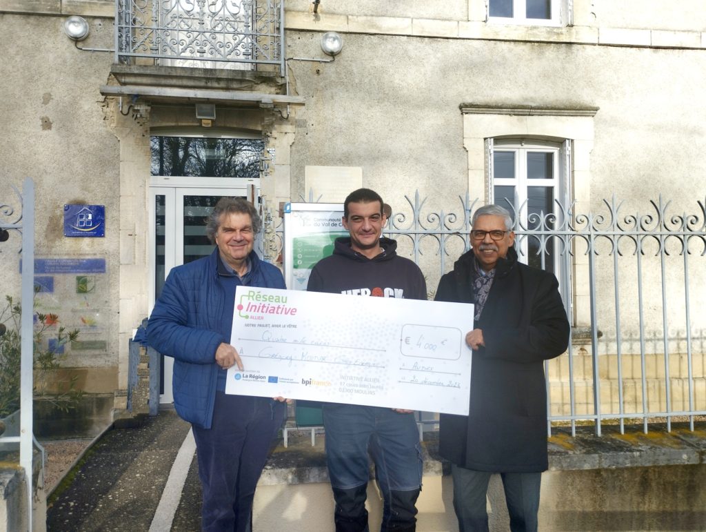 Remise du chèque Initiative Allier à Grégory Moudar