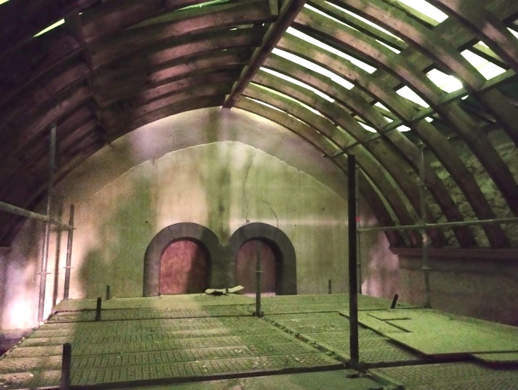 Voute de l'église de Givarlais en cours de restauration